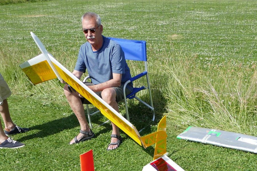 J&uuml;rgen &uuml;berpr&uuml;ft seinen Flieger